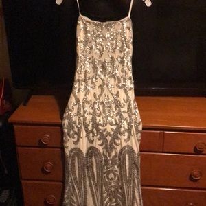 I’m selling a dress, it was worn once .